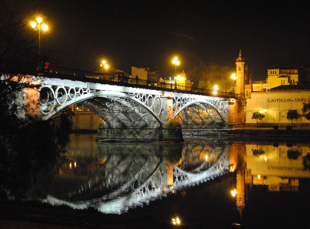 File:Triana Bridge at night - Seville 01.JPG - Wikimedia Commons