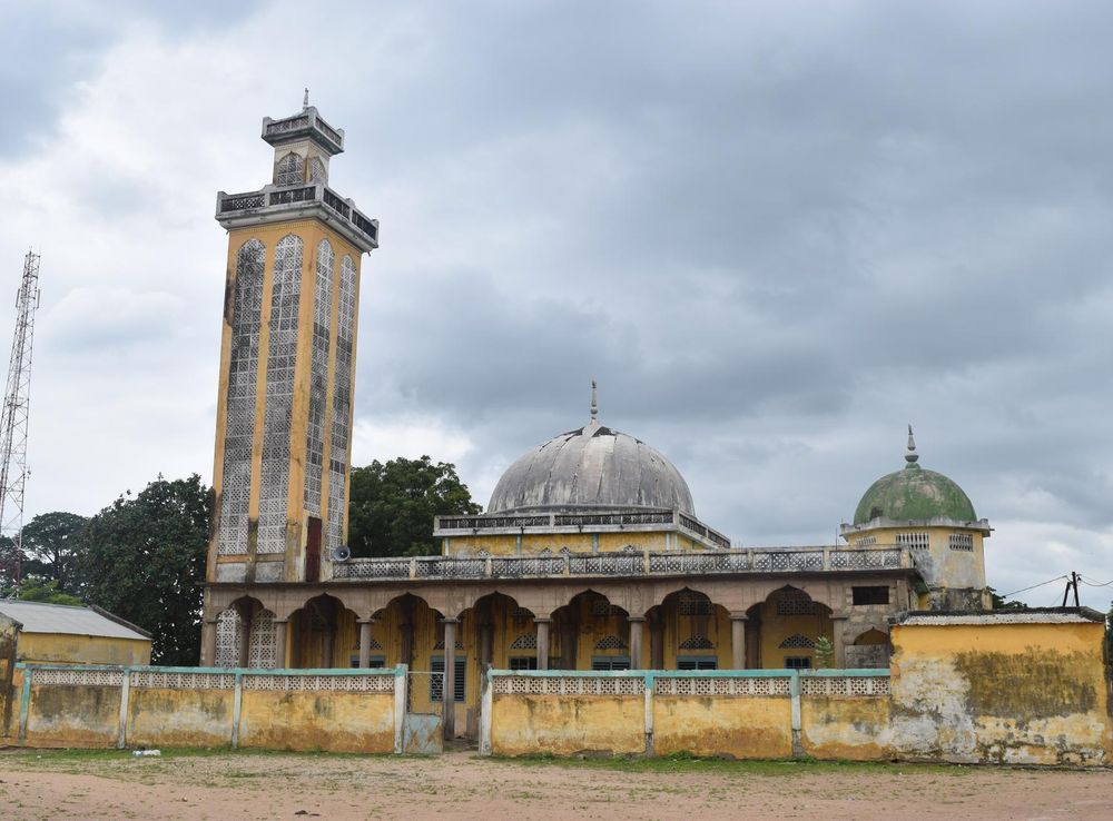 File:Urbex Exploration, une mosquée abandonnée.jpg - Wikimedia Commons