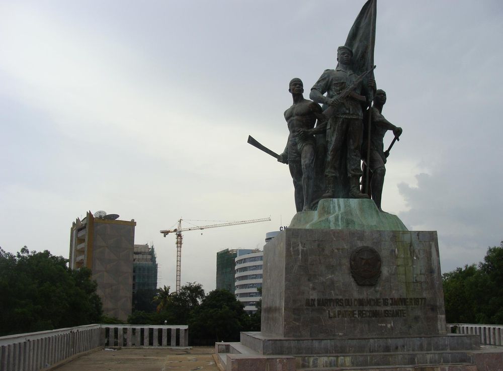 Fichier:Monument to the victims of the coup attempt of January 16, 1977. Place  des Martyrs, Cotonou, Bénin.JPG — Wikipédia