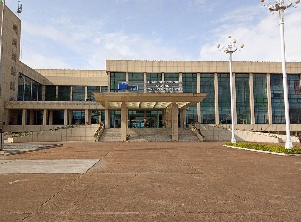 File:Façade 3 du Palais des Congres de Yaounde.jpg - Wikipedia