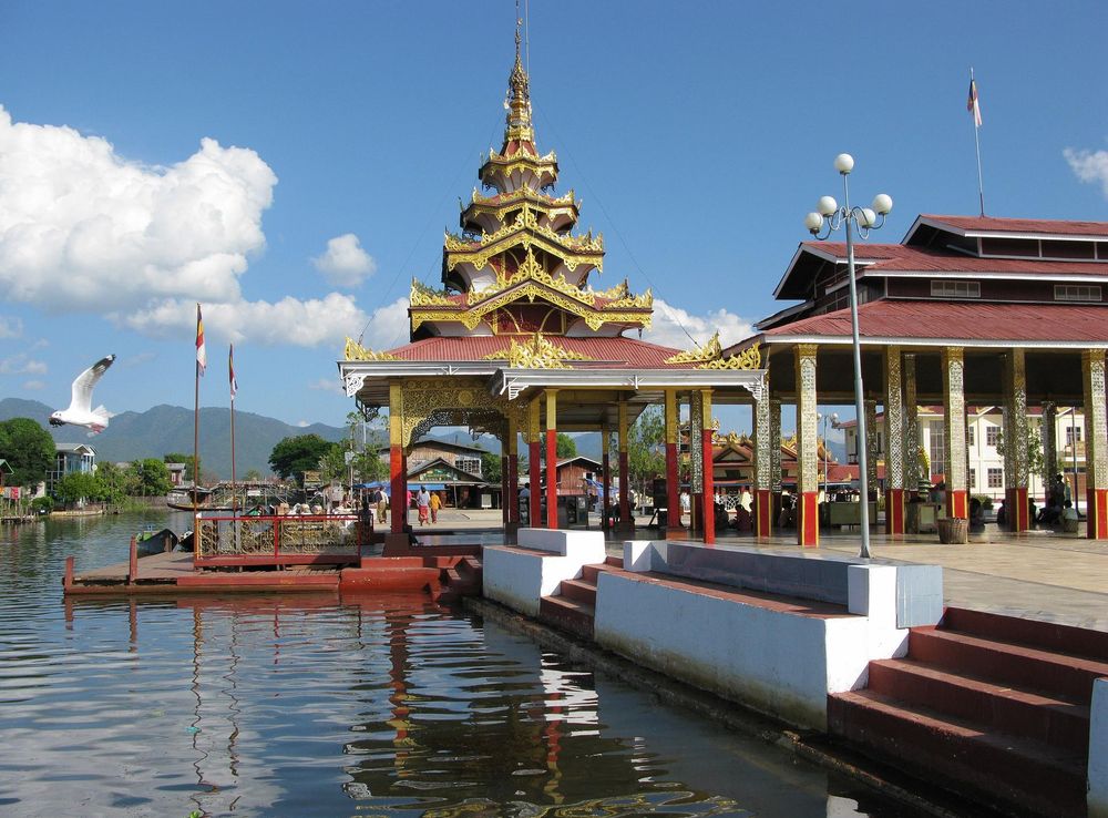 File:Inle Lake, Nyaungshwe, Pagoda, Myanmar.jpg - Wikimedia Commons