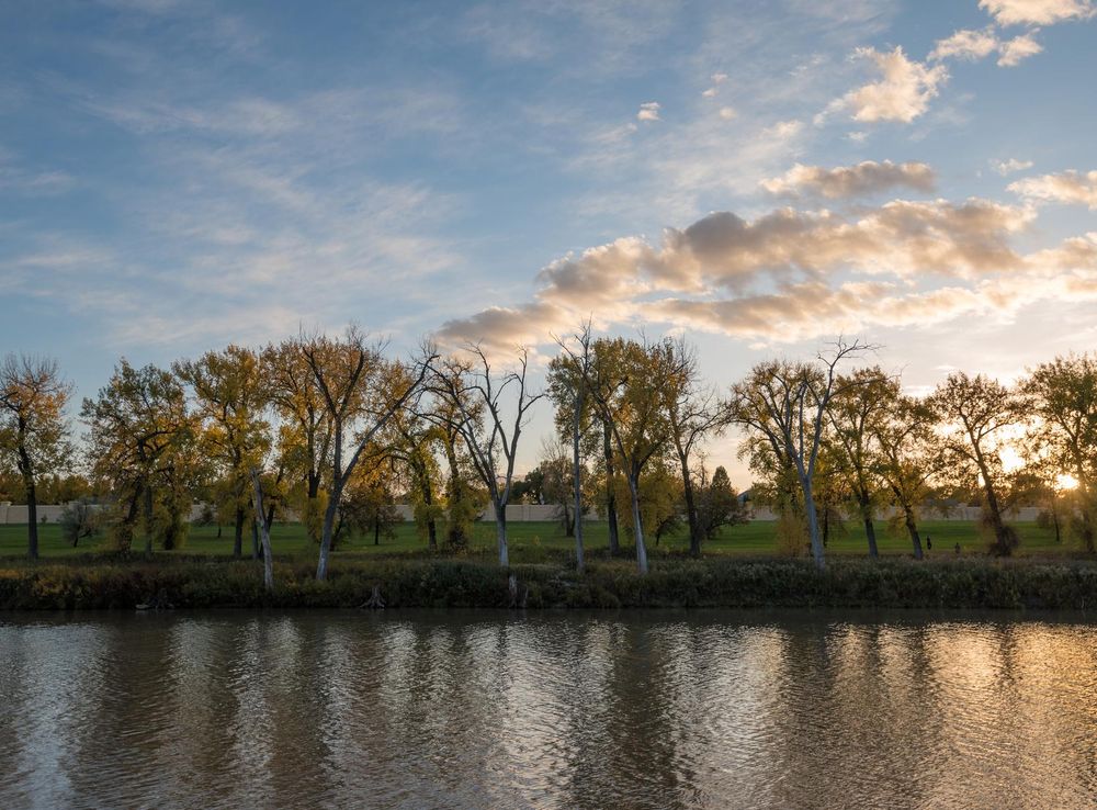 File:Red River Banks and Flood Wall, Grand Forks, North Dakota  (36944591894).jpg - Wikimedia Commons