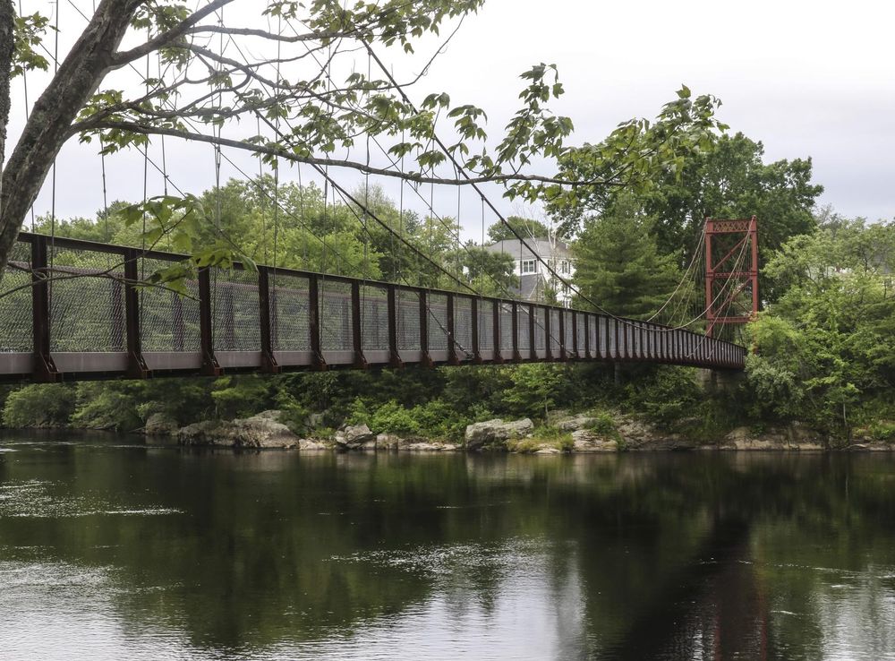 File:Swinging Bridge Topsham, Maine.jpg - Wikimedia Commons