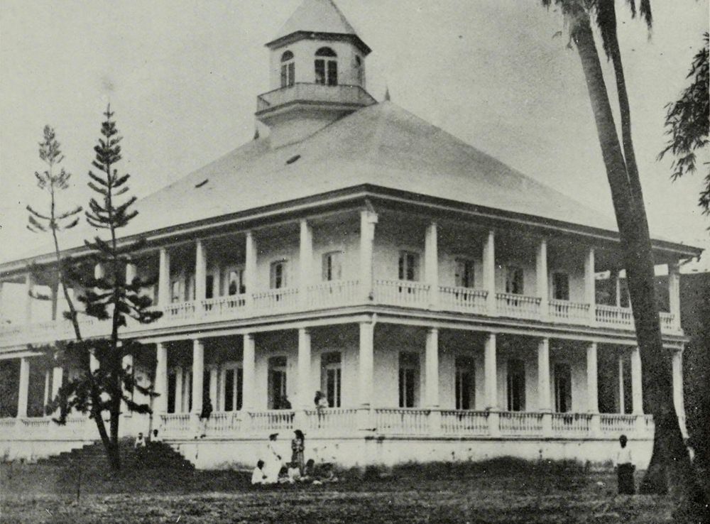 File:The Aorai or Royal Palace, Papeete, c. 1910.jpg - Wikimedia Commons