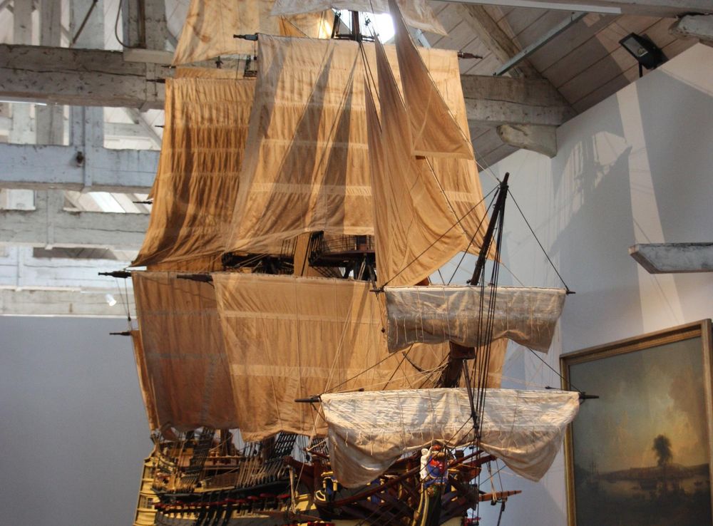 Gambar : laut, air, lautan, kayu, antik, angkutan, model, kendaraan, museum,  pelayaran, perahu layar, gigi, uk, bahari, eksplorasi, pameran, objek  wisata, maritim, tiang-tiang, kemenangan, galangan kapal, kent, chatham,  Kapal layar, galleon, berhenti