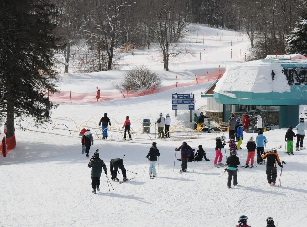 Base helps members, families enjoy a day on the slopes > Niagara Falls Air  Reserve Station > News articles, stories, features, updates, base events