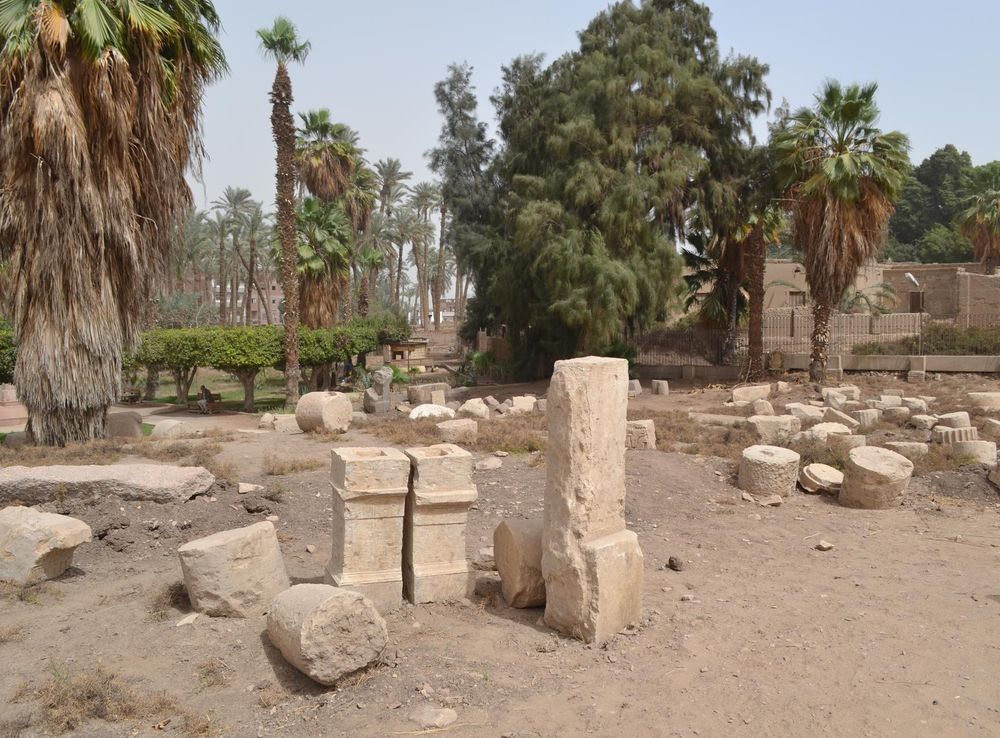 File:Ruins at Mit Rahina.jpg - Wikimedia Commons