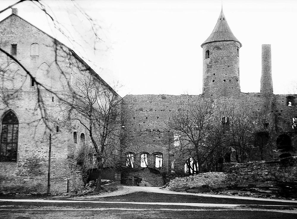 File:Haapsalu piiskopilinnuse varemed 71 (2).jpg - Wikimedia Commons