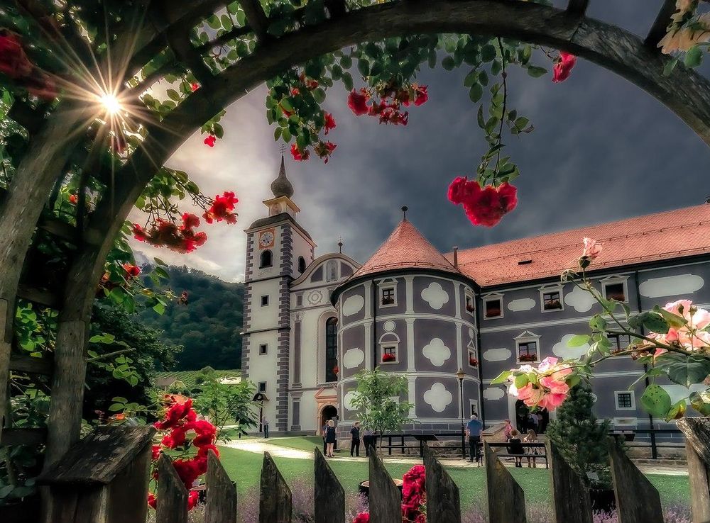 Slika:Olimje Monastery in Slovenia (28234724015).jpg - Wikipedija, prosta  enciklopedija