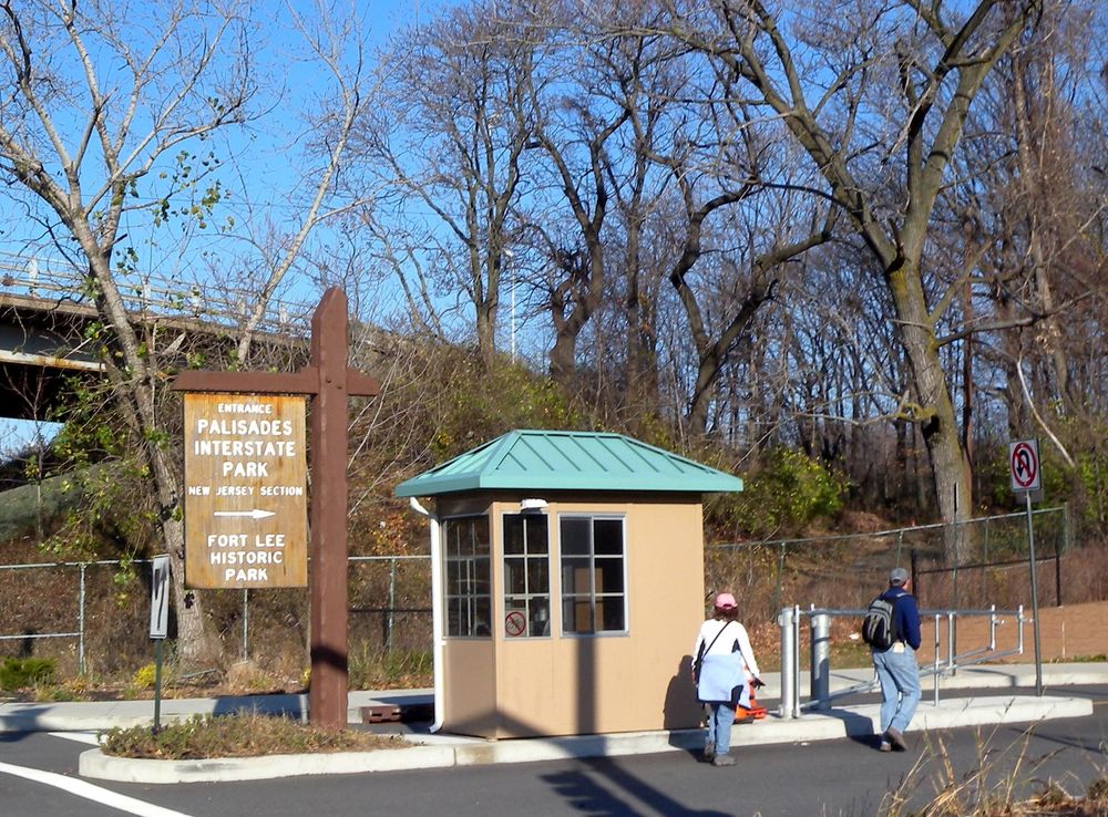 File:PIP Hudson Terr entry jeh.JPG - Wikimedia Commons