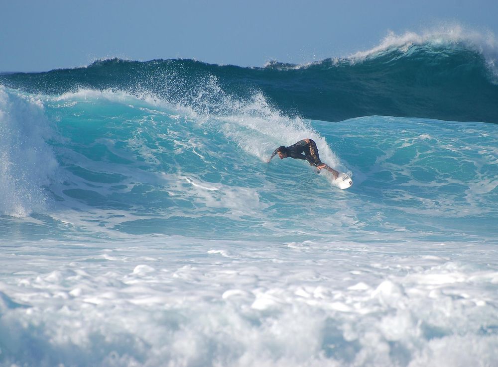 File:Surfer at Banzai Pipeline, North Shore (Oahu).jpg - Wikipedia