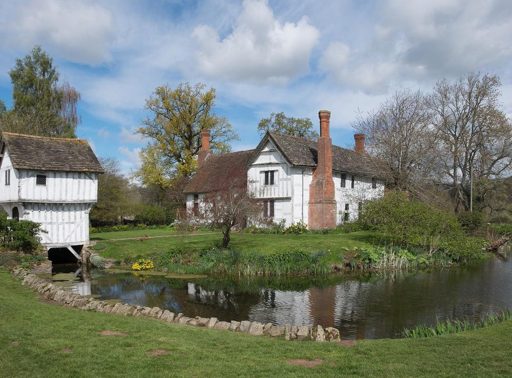 File:Brockhampton Estate - gatehouse and manor house 2.jpg - Wikimedia  Commons