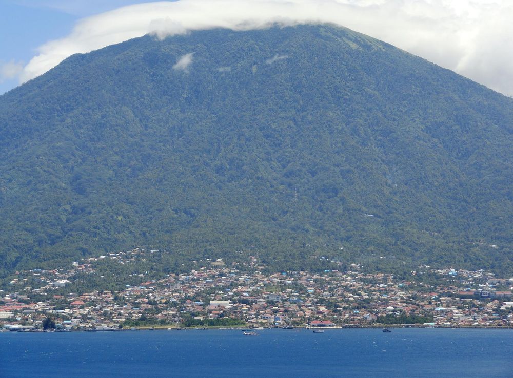 File:Pulau Ternate and Gamalama Volcano from the North-west Coast of Pulau  Tidore (Tidore Island), The Moluccas (Maluku) (15199602802).jpg - Wikipedia