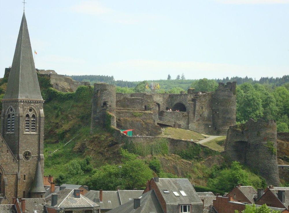 File:La-Roche-en-Ardenne-rue-du-Vieux-Château-Oud-kasteel-van-La- Roche-en-Ardenne.JPG - Wikimedia Commons