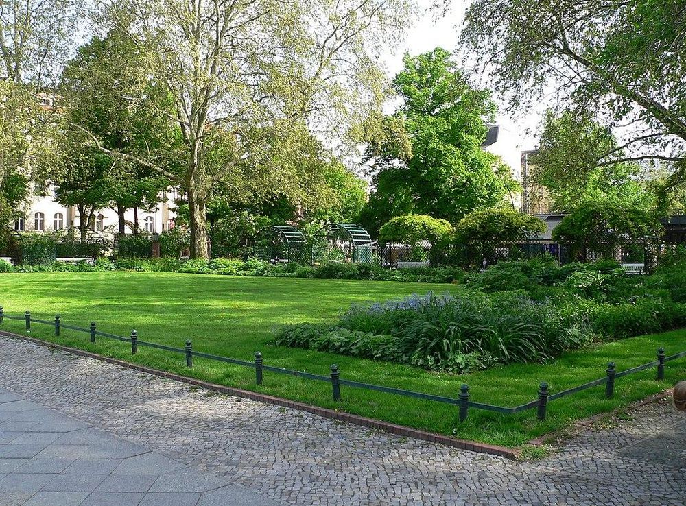Datei:CharlottenburgSavignyplatzSüd.JPG – Wikipedia