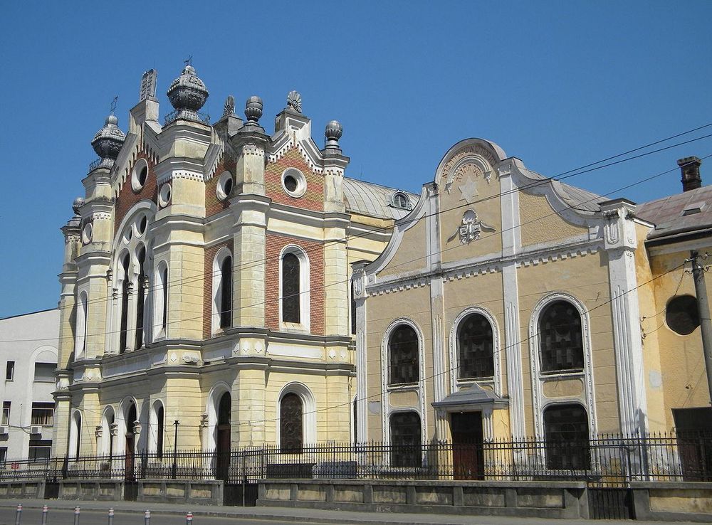File:Várdomb utcai zsinagóga és a Talmud Tora imaház.JPG - Wikimedia Commons
