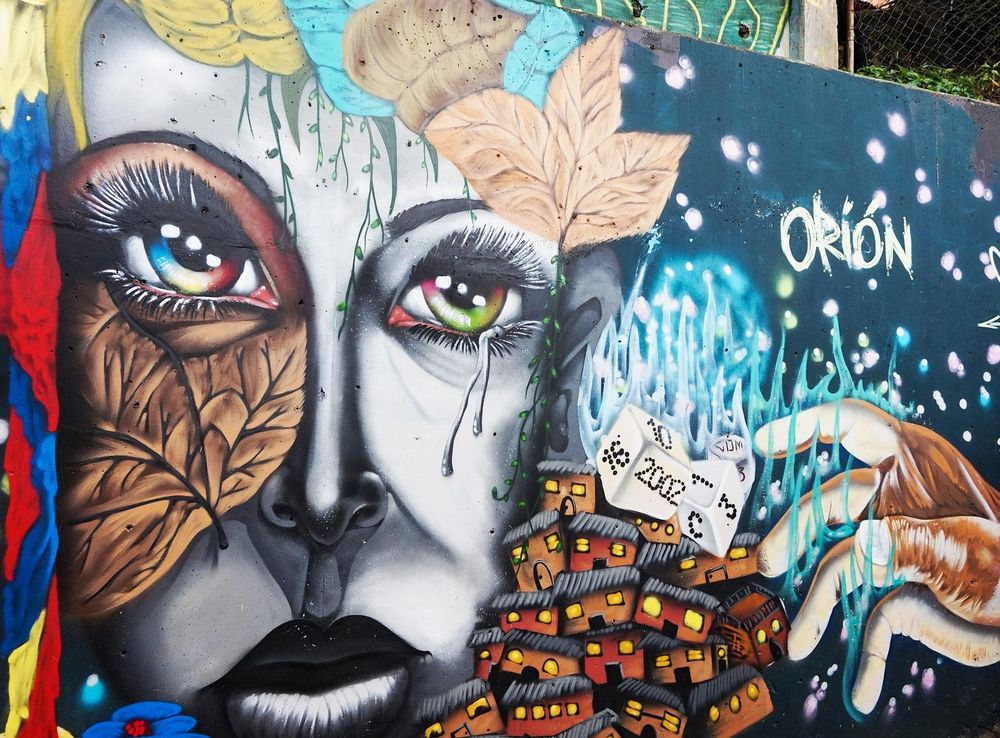 File:Graffiti in Comuna 13, Medellín 11.jpg - Wikimedia Commons