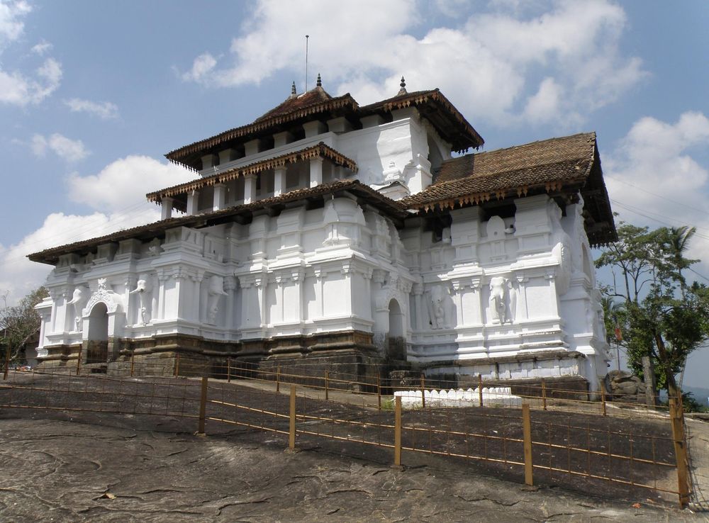 File:Lankathilaka Vhihara - Le temple.JPG - Wikimedia Commons