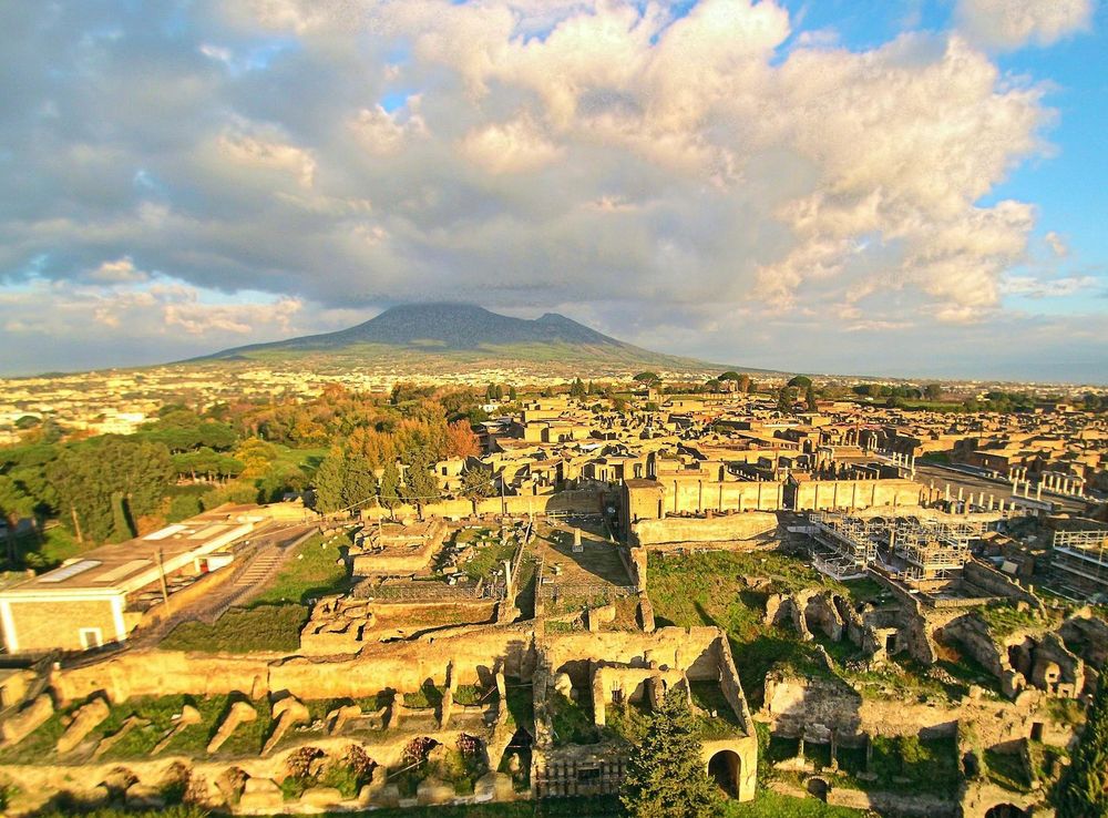 File:Ruins of Pompeii with the Vesuvius.jpg - Wikipedia