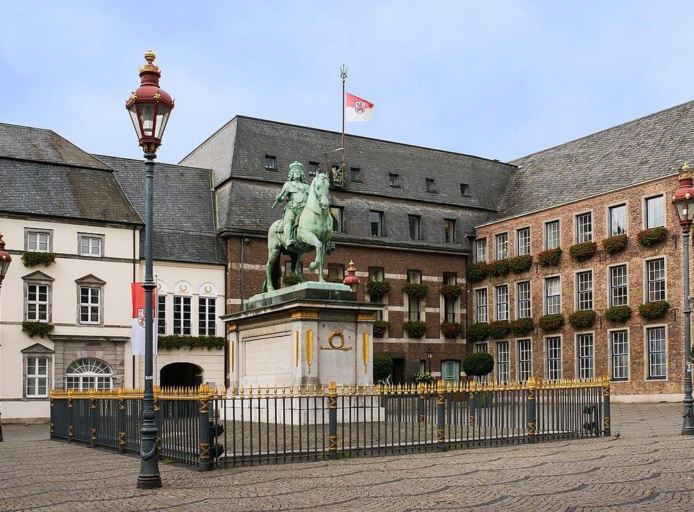 File:Düsseldorf (DE), Jan-Wellem-Reiterdenkmal -- 2014 -- 2313.jpg -  Wikipedia