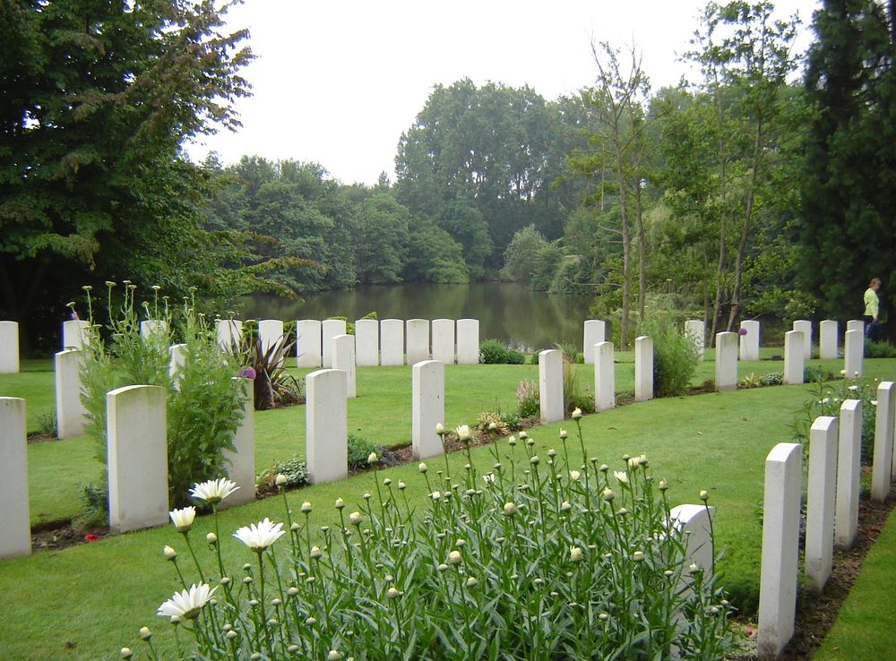 File:Ieper - Ramparts Cemetery 1.jpg - Wikimedia Commons