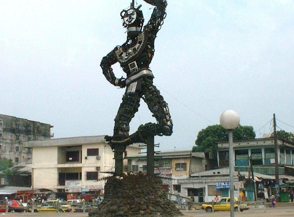 File:Statue de la nouvelle liberte Douala.jpg - 维基百科，自由的百科全书