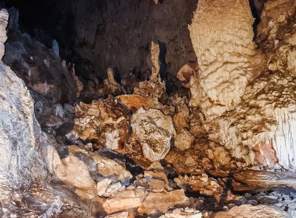Free Images : lod, tourism, geology, inside, scenic, sun, interior, lot,  amazing, beautiful, mountain, limestone, tham, walking, thailand, dark,  pai, cave, famous, green, natural, nature, asia, stalagmite, people, water,  lifestyle, stone, adventure,