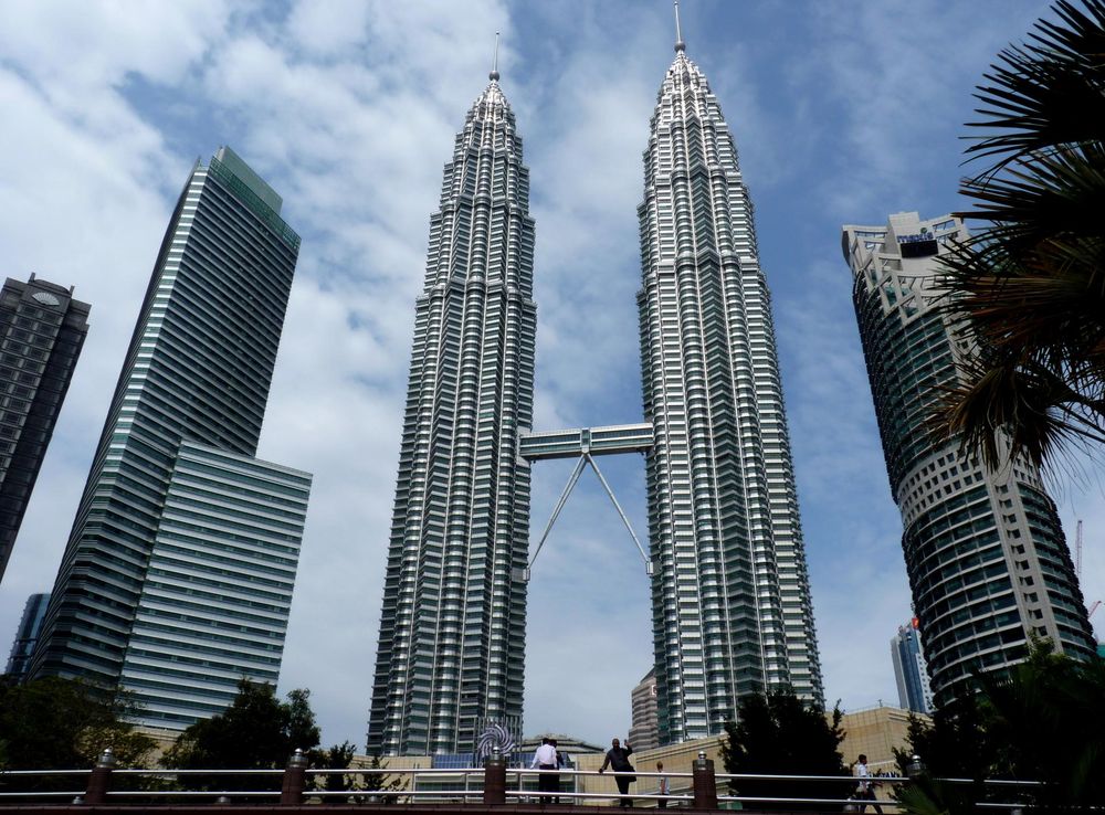 File:The Petronas Twin Towers in Kuala Lumpur (Malaysia).JPG - Wikipedia