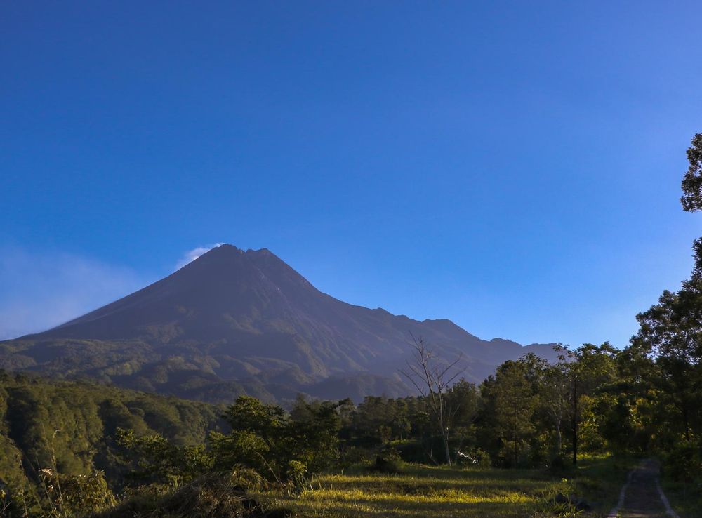 Berkas:Merapi mountain.jpg - Wikipedia bahasa Indonesia, ensiklopedia bebas