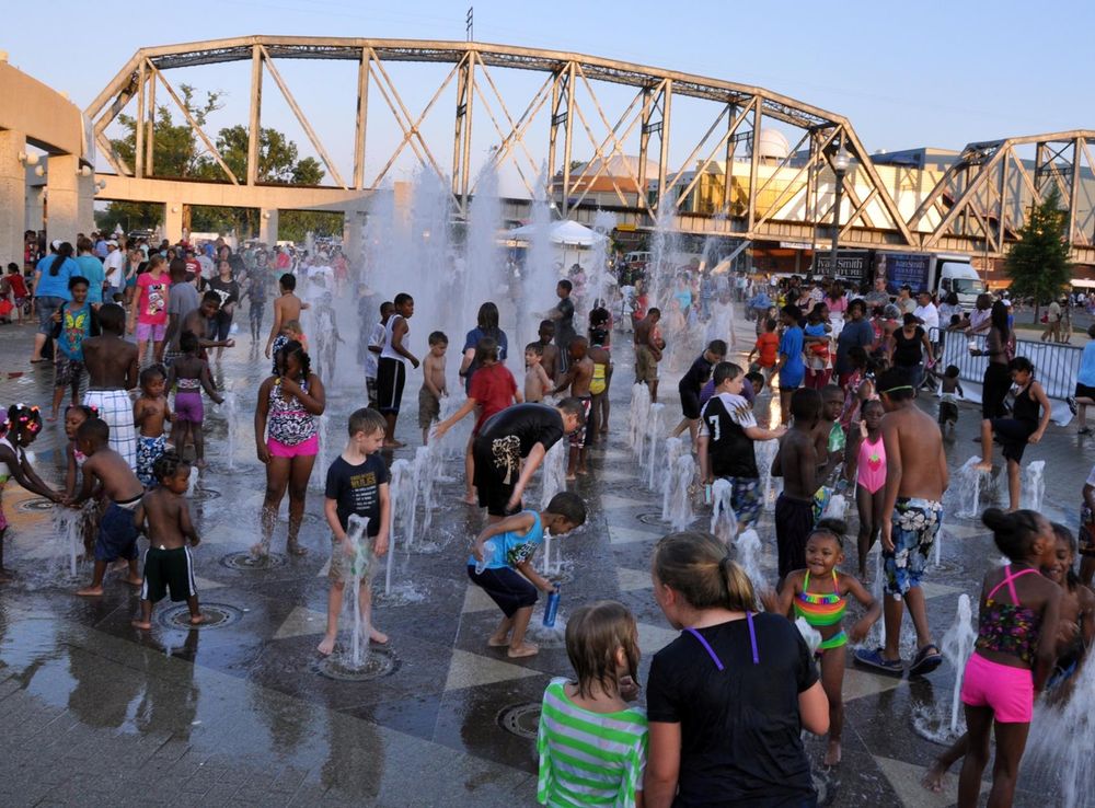 Thousands attend Independence Day concert and fireworks show in Shreveport  > 307th Bomb Wing > Article Display