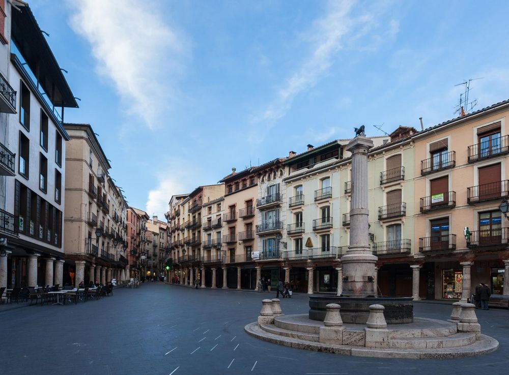 Archivo:Plaza del Torico, Teruel, España, 2014-01-10, DD 71.JPG -  Wikipedia, la enciclopedia libre