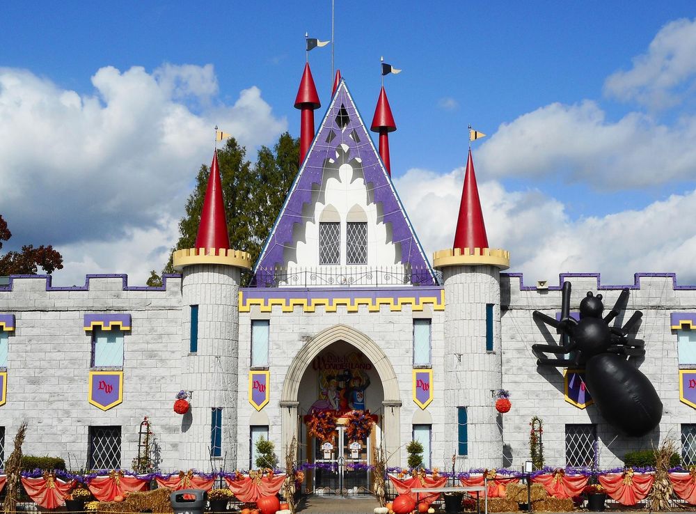 File:Dutch Wonderland w spider LanCo.jpg - Wikimedia Commons