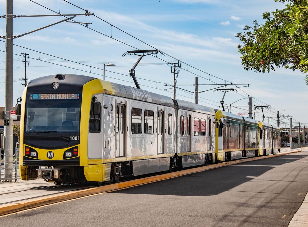 File:LA Metro Rail Expo Line Kinki Sharyo P3010 17th St Santa Monica College  Station (48942543738).jpg - Wikimedia Commons