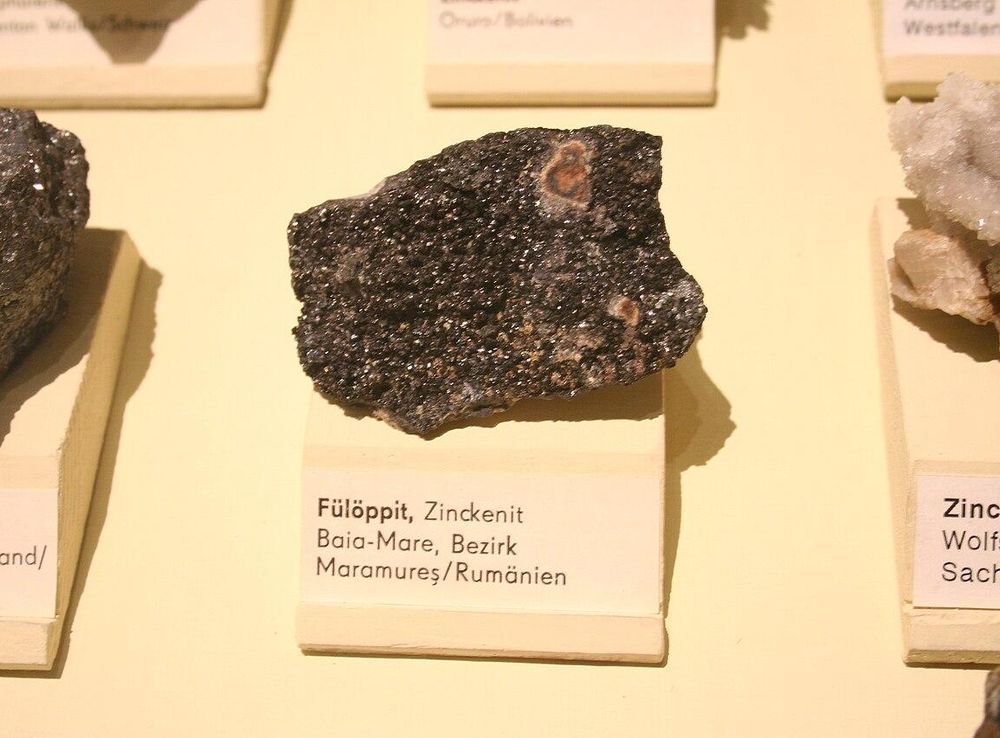 File:Fülöppite (Alice Chodura).JPG - Wikimedia Commons