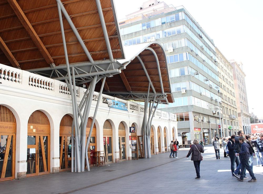 File:Outside Mercat de Santa Caterina.JPG - Wikimedia Commons
