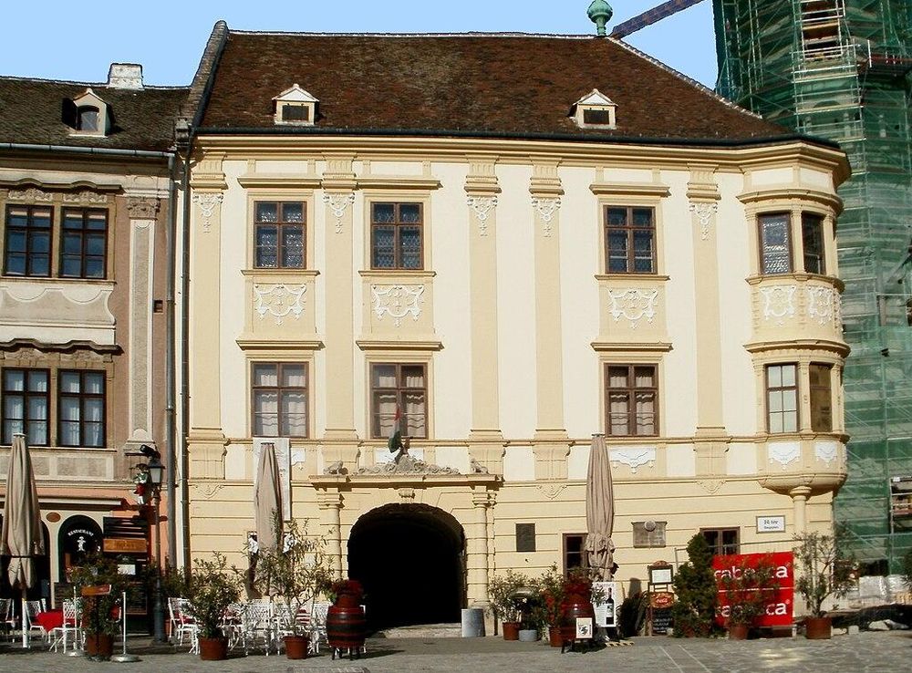 File:Sopron, Fő tér 8. Storno ház.jpg - Wikimedia Commons