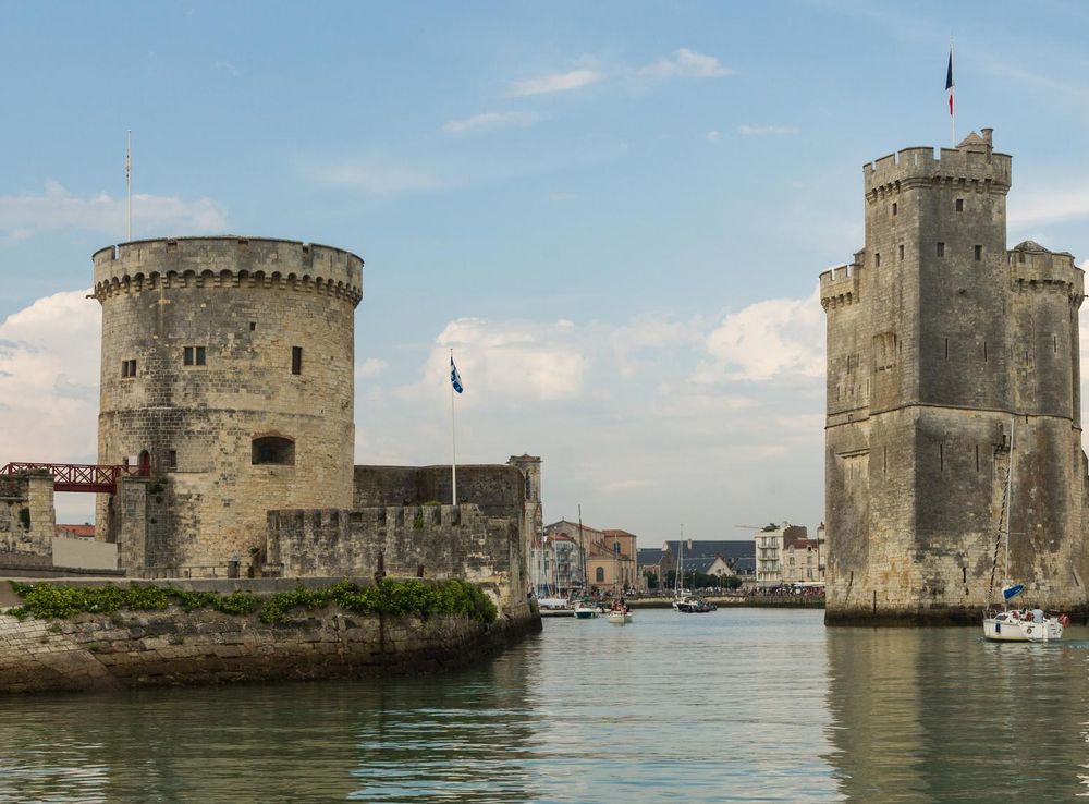 File:Entrance La Rochelle old harbor.jpg - Wikimedia Commons