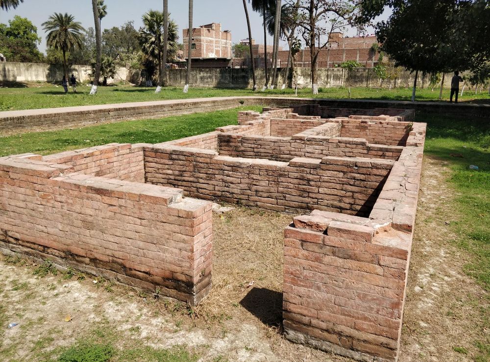 File:Ruins of Arogya Vihar, Kumhrar.jpg - Wikimedia Commons