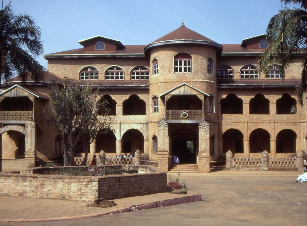 Fichier:Sultanspalast Foumban.jpg — Wikipédia
