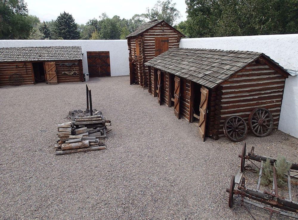 File:Fort Hall Replica, Courtyard, Pocatello ID.jpeg - Wikimedia Commons