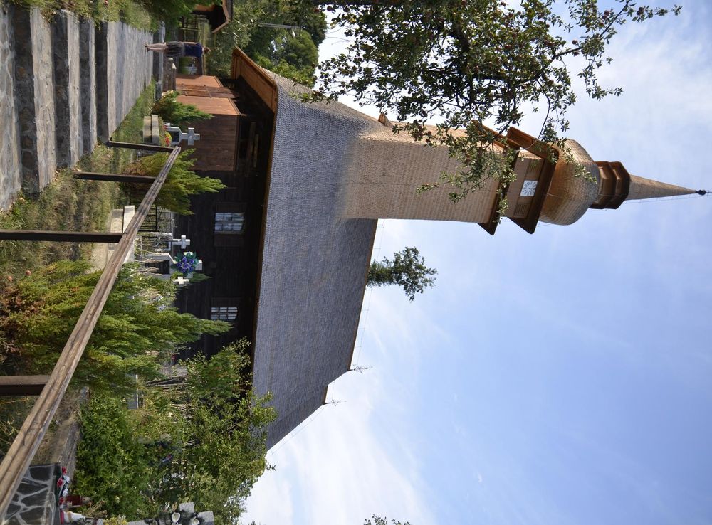 File:Biserica de Lemn de la Laschia - Maramures Romania.JPG - Wikimedia  Commons
