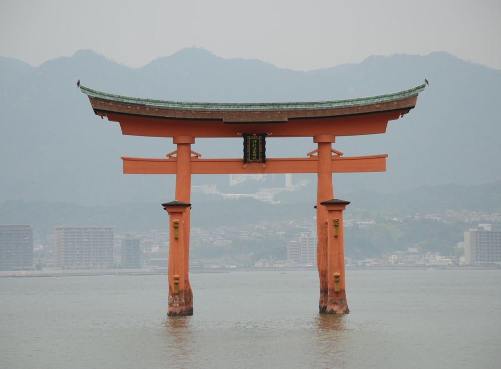 File:Floating Torii Gate Itsukushima Shrine (111096511).jpeg - Wikimedia  Commons