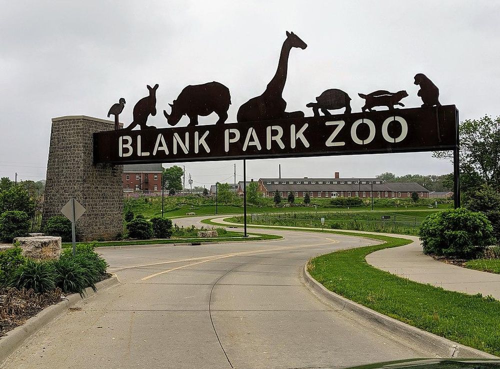 File:Blank Park Zoo Entrance.jpg - Wikimedia Commons