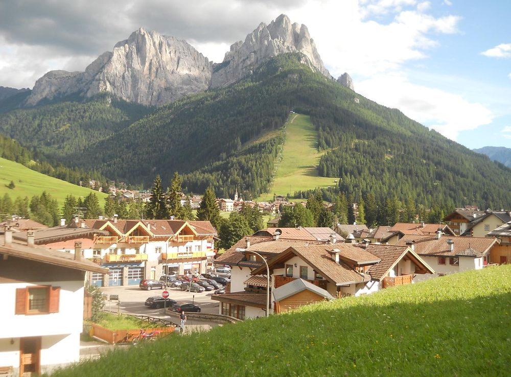 File:Pozza di Fassa.jpg - Wikimedia Commons