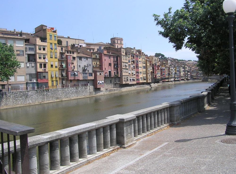 Archivo:Girona river-street.jpeg - Wikipedia, la enciclopedia libre
