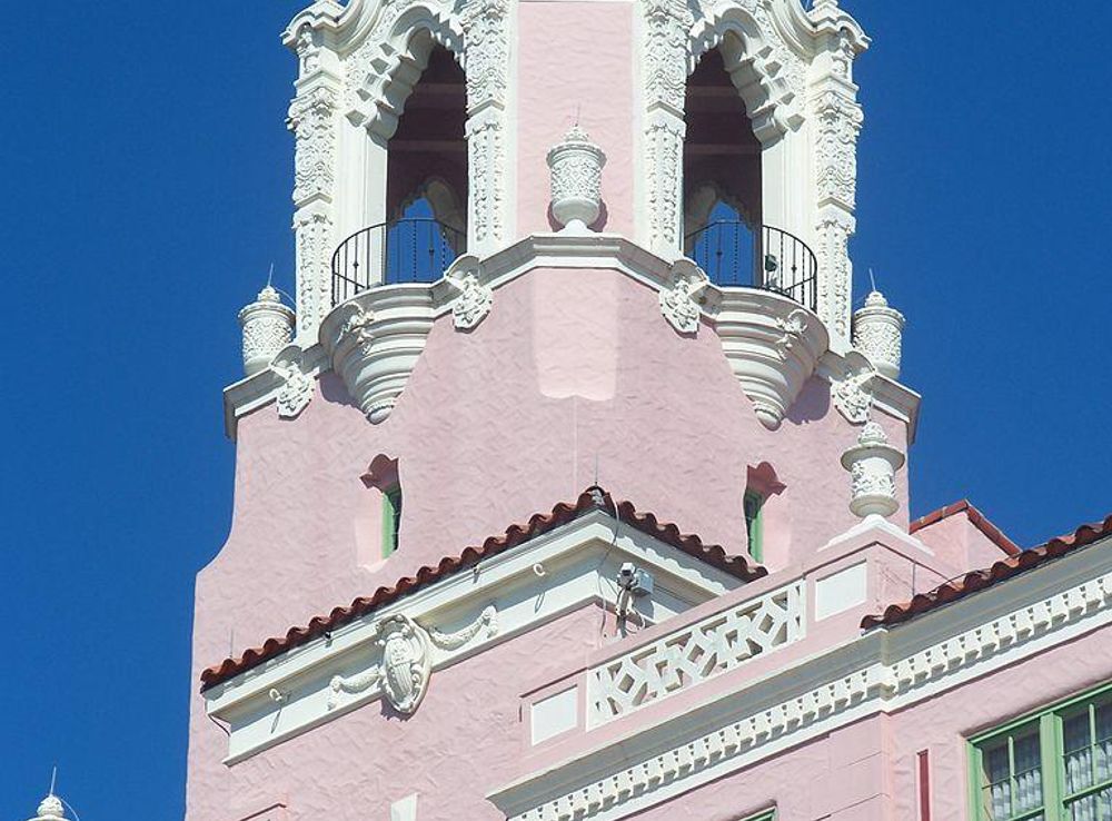 File:St. Pete Vinoy tower01.jpg - Wikimedia Commons