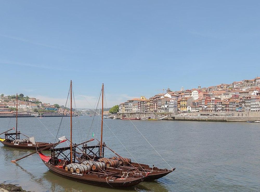 File:Rabelos en el río Duero, Vila Nova de Gaia, Portugal, 2012-05-09, DD  10.JPG - Wikimedia Commons