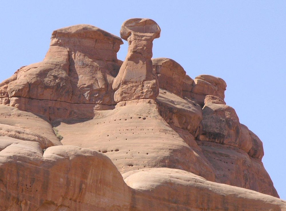 File:Rock structures in Entrada Sandstone along Park Avenue in Arches  NP.jpeg - Wikimedia Commons