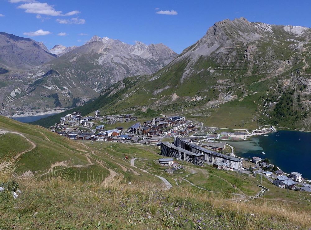 Fichier:Station-village Tignes-Le Lac en été (juillet 2022).JPG — Wikipédia