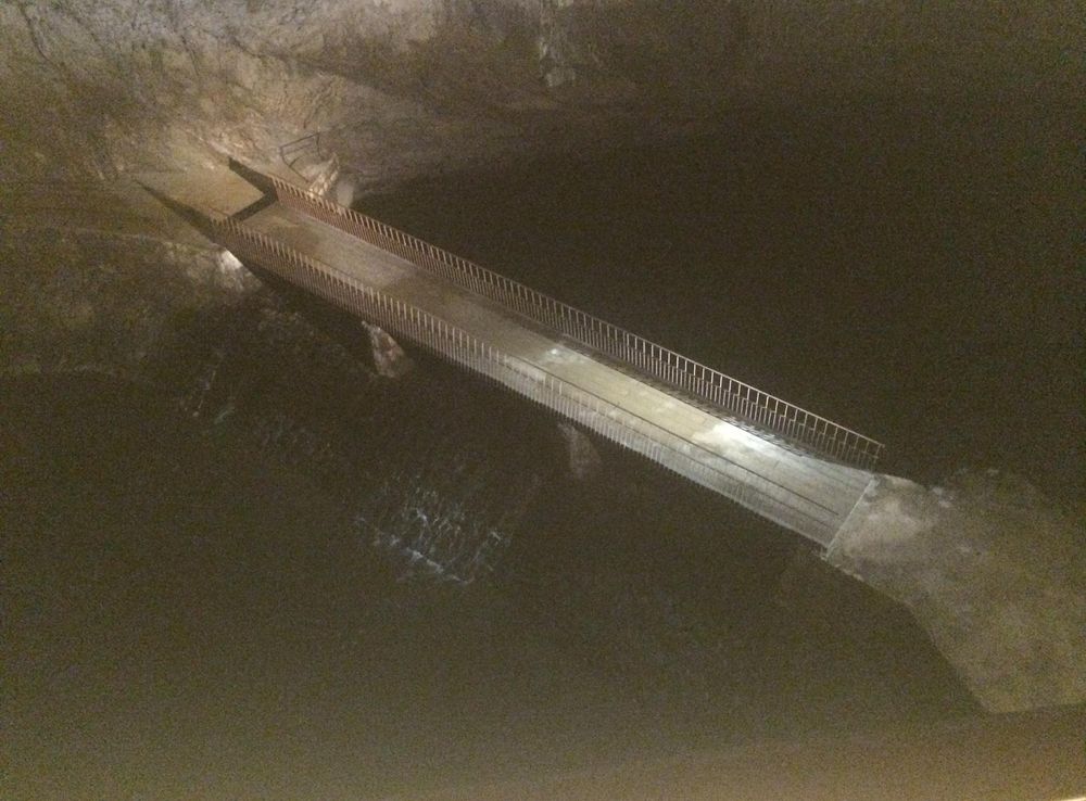 File:Postojna cave IMG 7999 pivka river.JPG - Wikimedia Commons